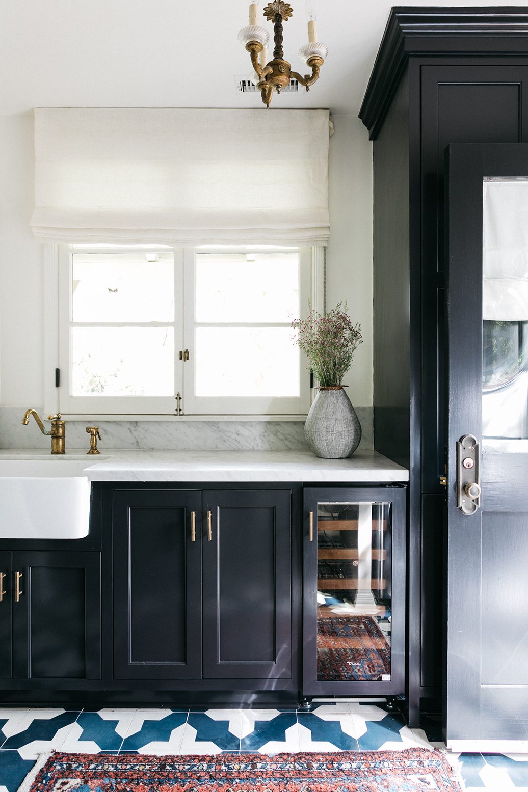 black kitchen cabinets