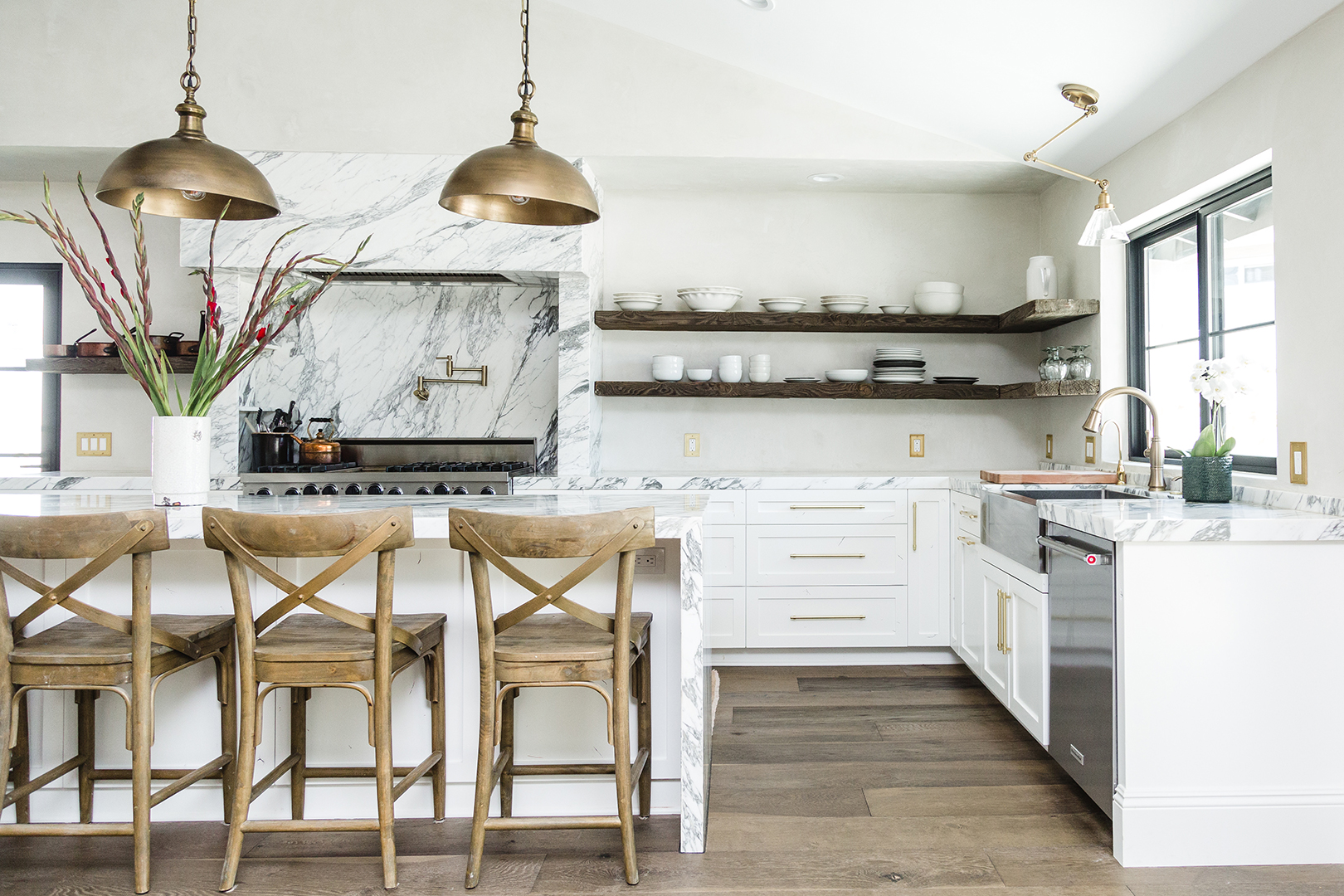 kitchen ilsnad with wood stools