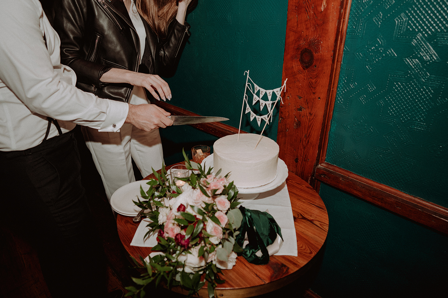 couple cutting a cake