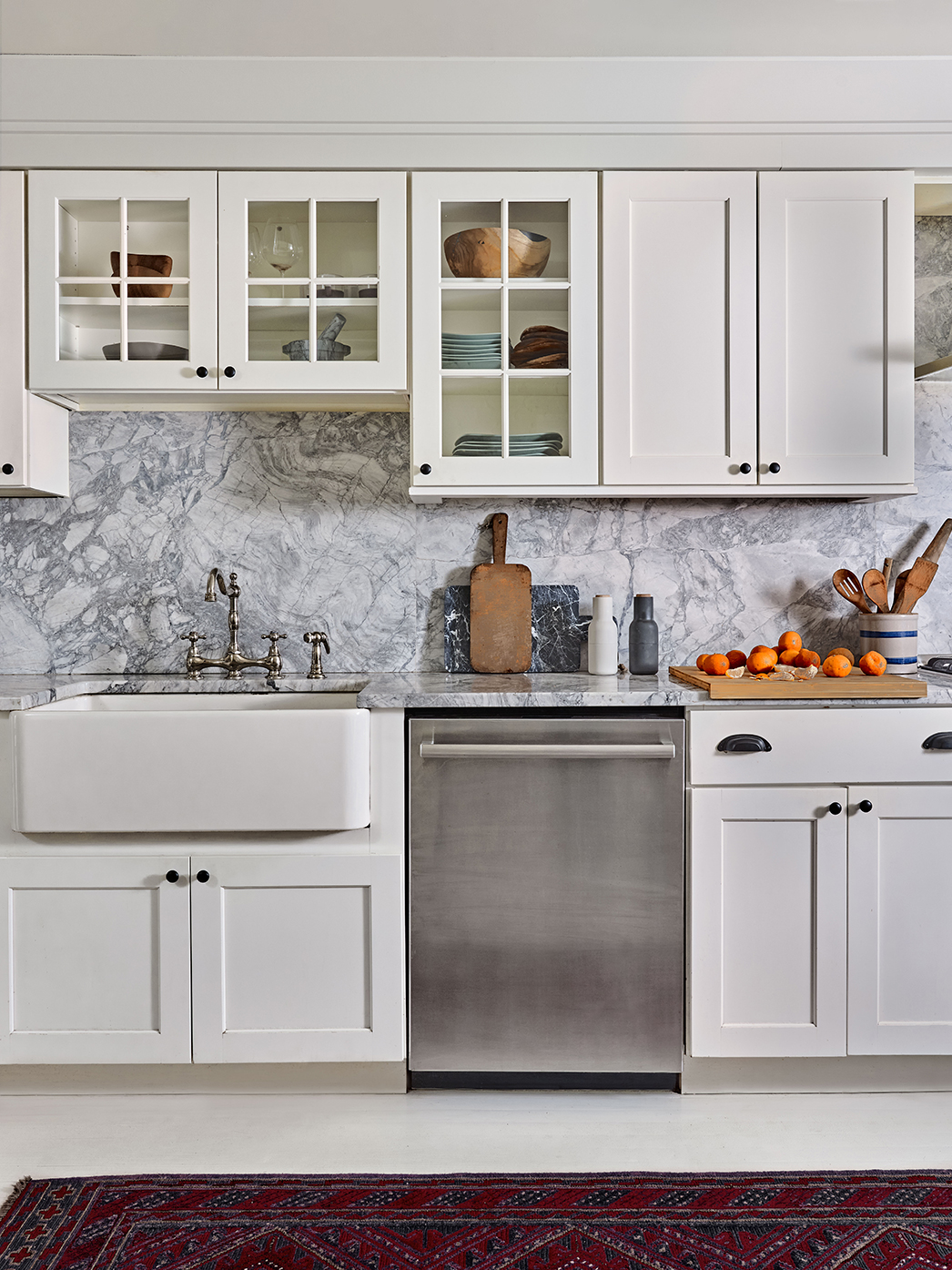 white kitchen marble backsplash