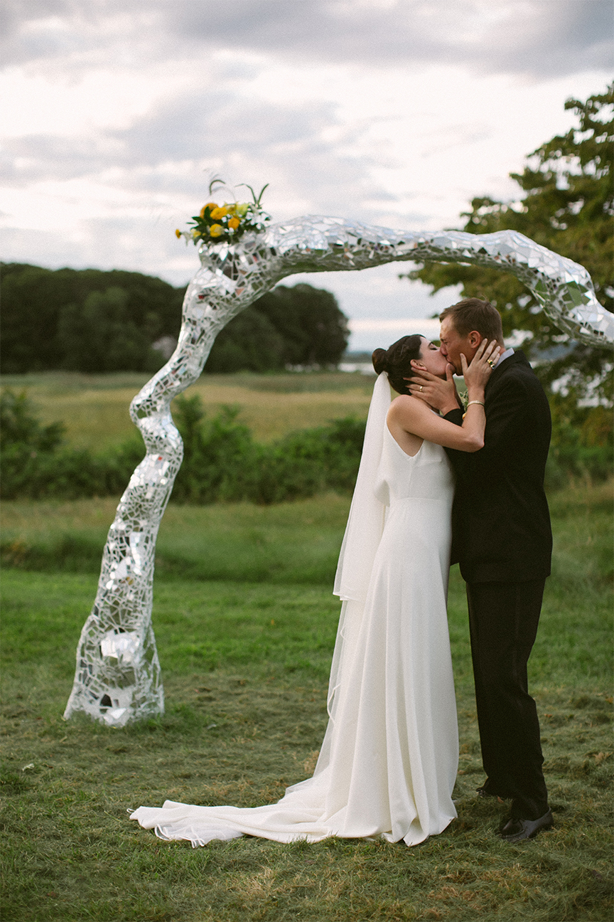 couple kissing under arch