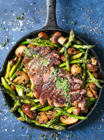 Steak with asparagus