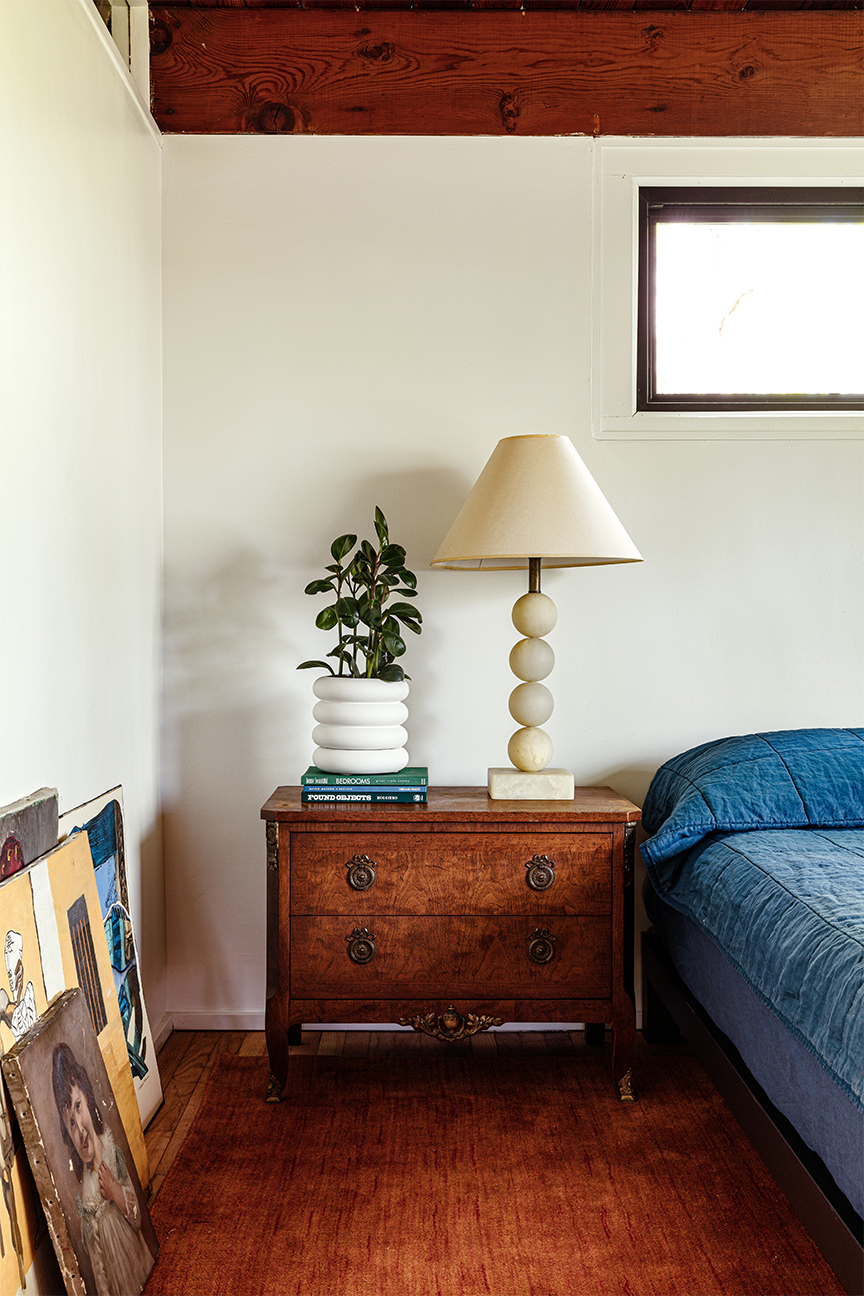 Casa Yamagoya bedroom with blue coverlet