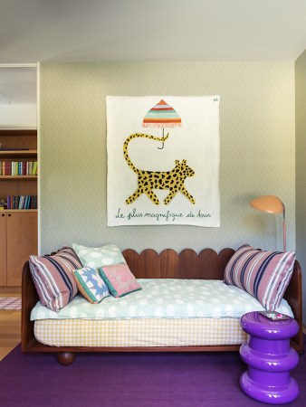 Kids room with wavy daybed and purple rug