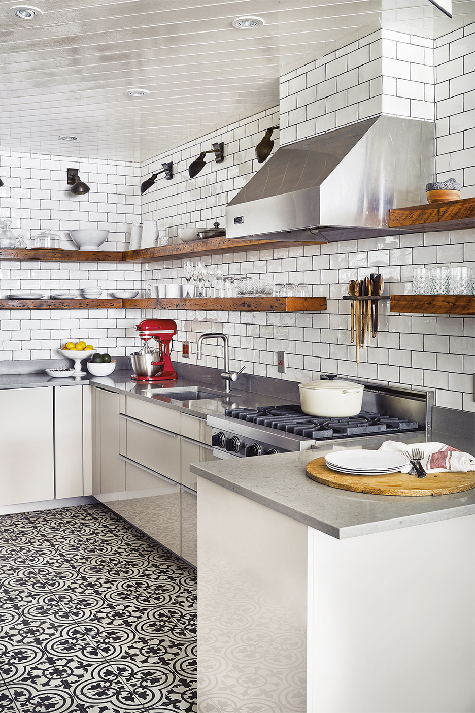 Spacious kitchen with neat countertops