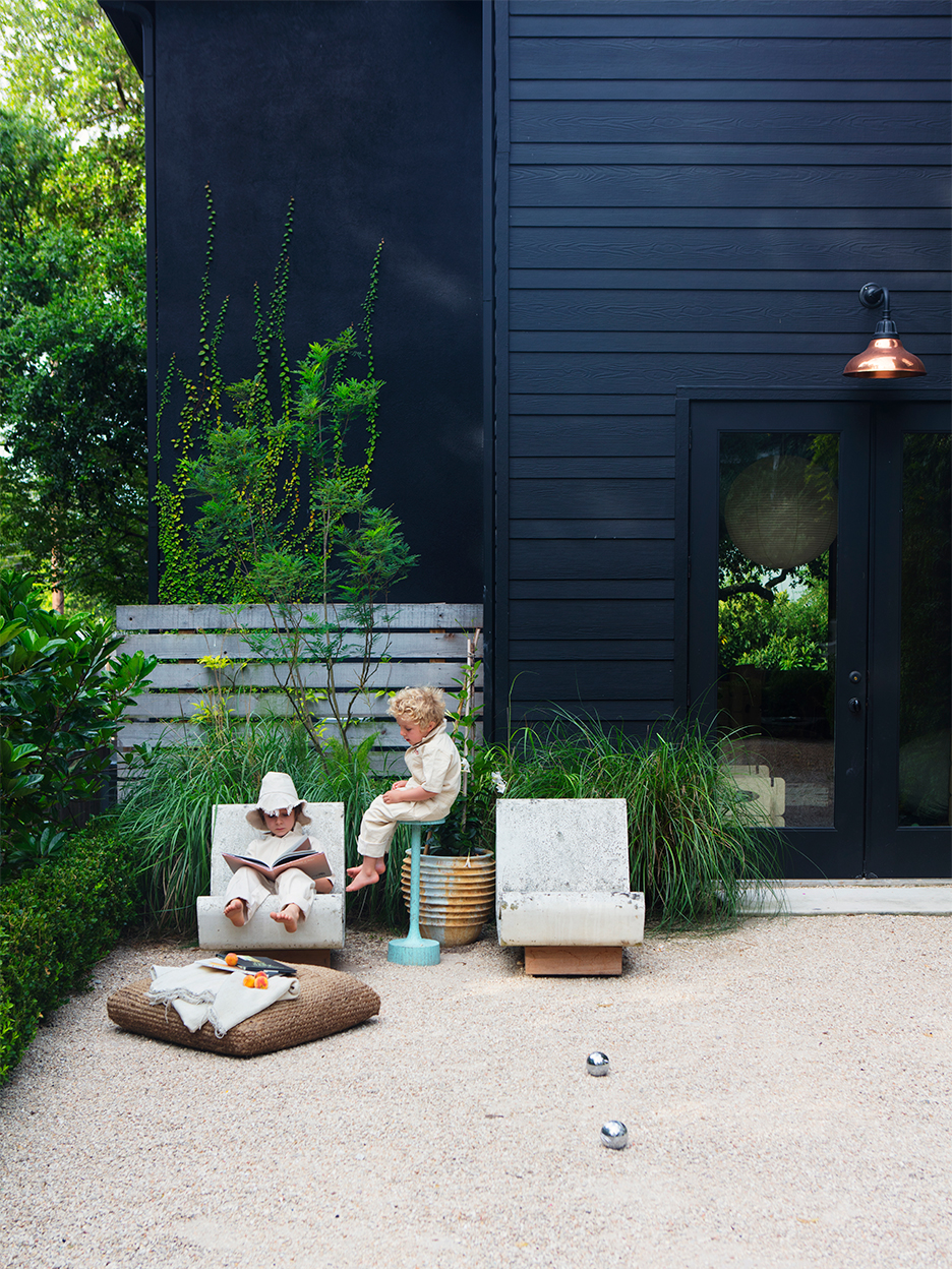 kids reaidng in concrete outdoor chairs