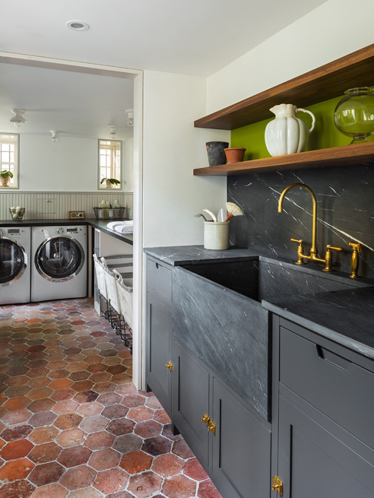 Laundry room with with terracotta floors