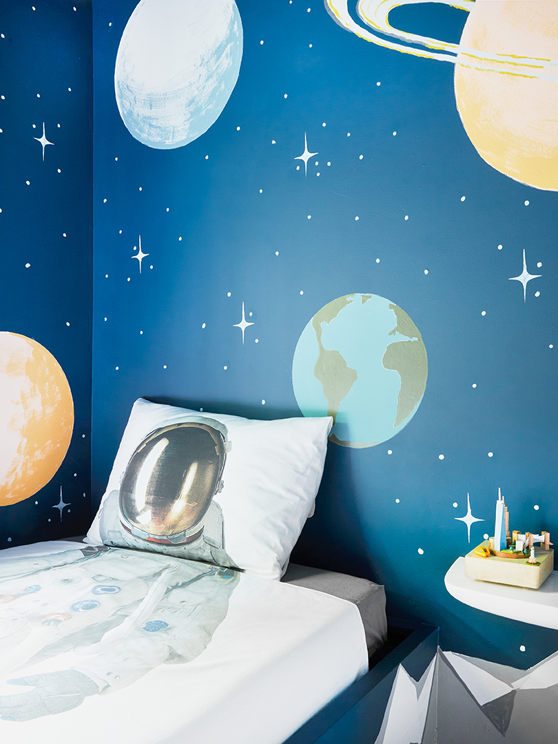 Cosmonaut bedding in kids room