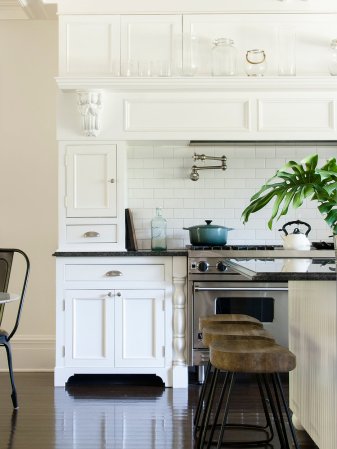 white shaker kitchen cabinets