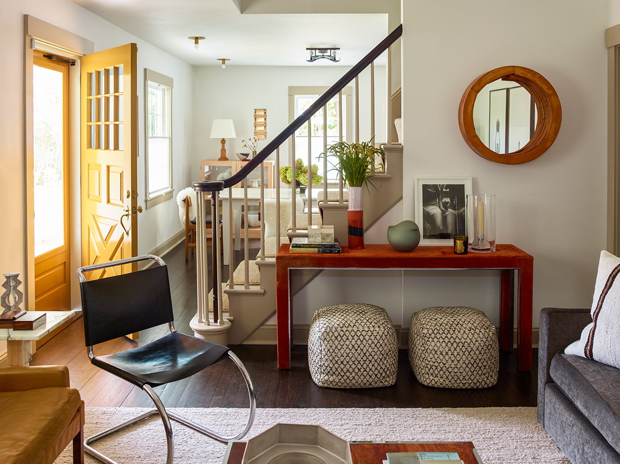 Cape Cod-Style Living Room With Vintage Furniture