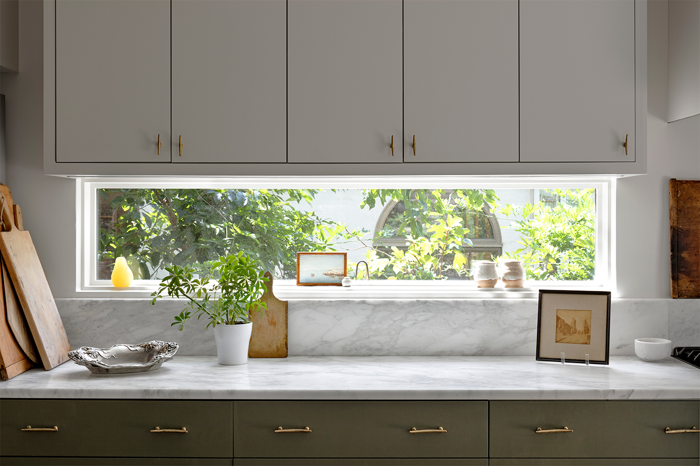 Kitchen with ribbon window backsplash