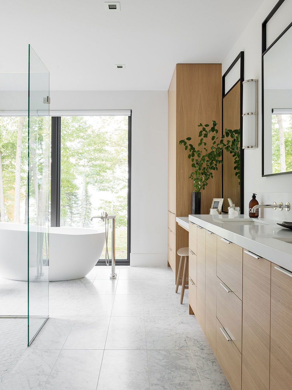 modern bright bathroom