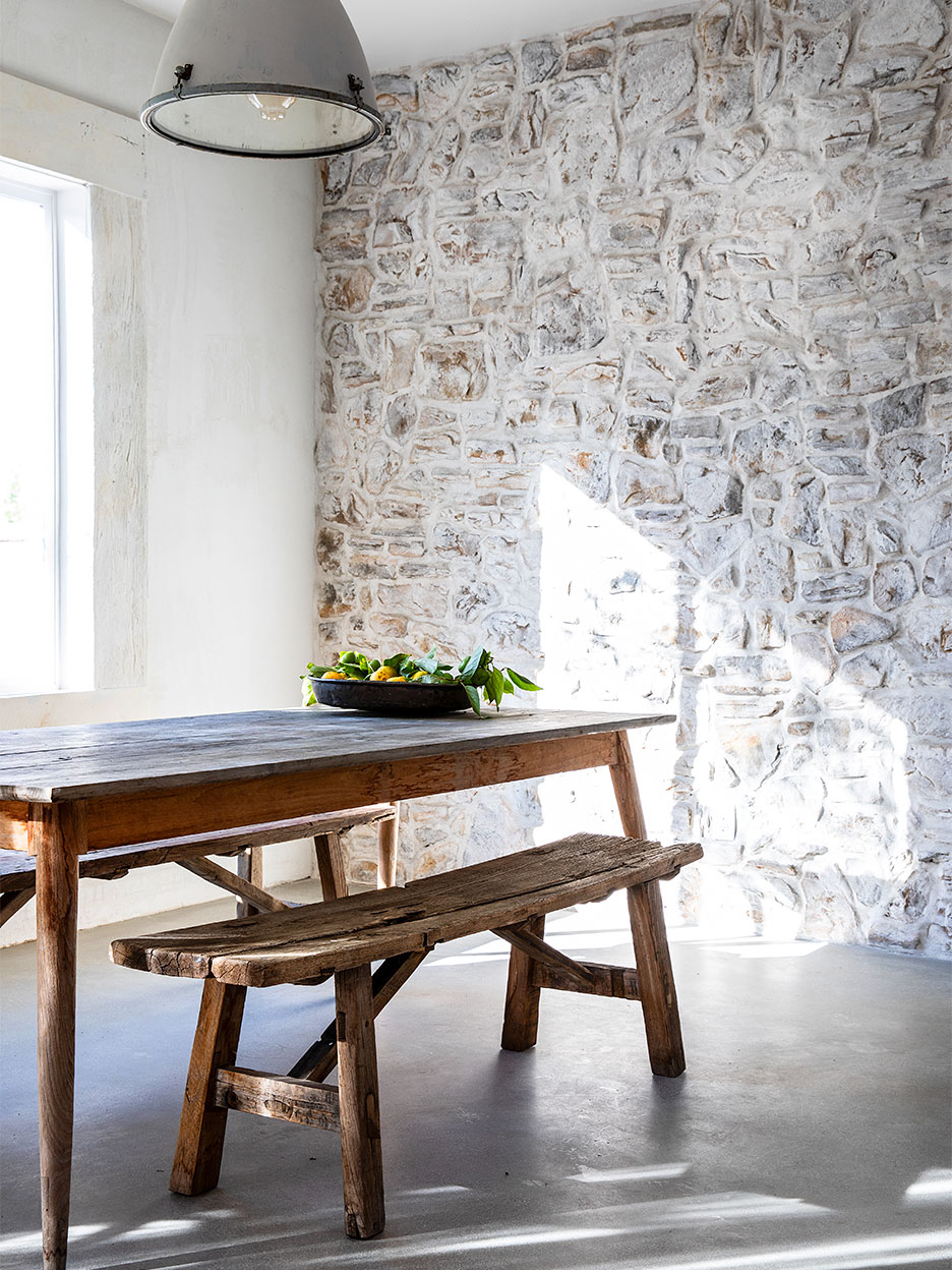 whtie stone wall near dinign table