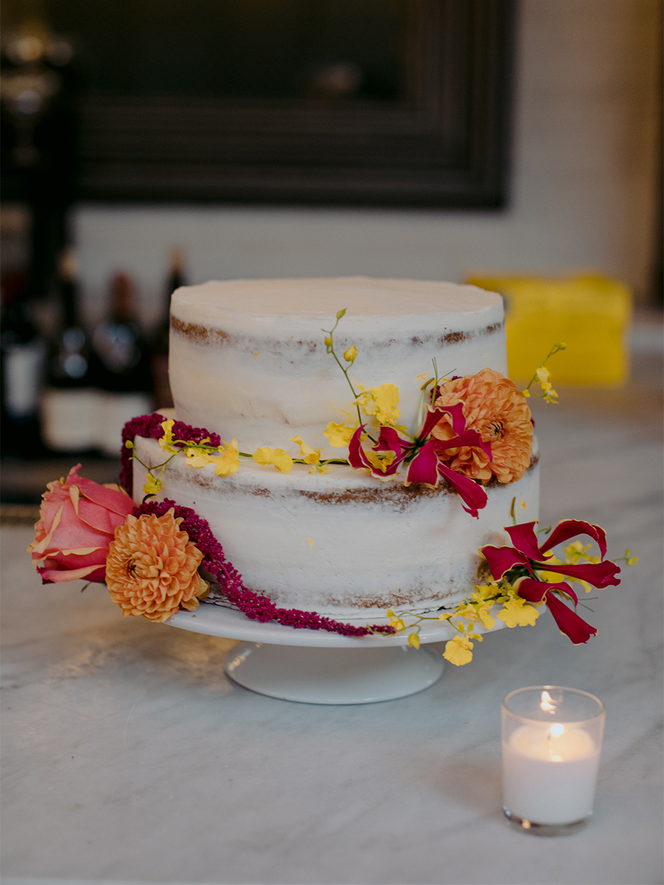 white cake wiht pink flowers