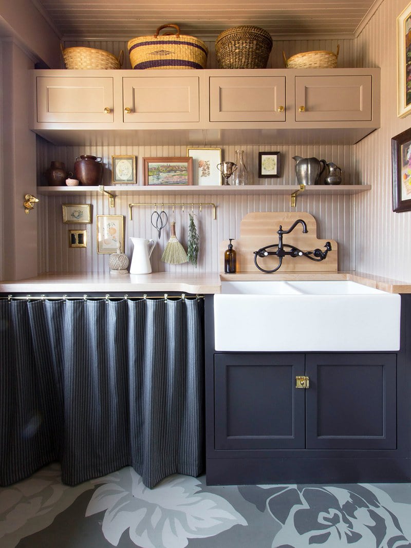 Small Kitchen Cabinet Ideas: two-tone cabinets with narrow uppers.
