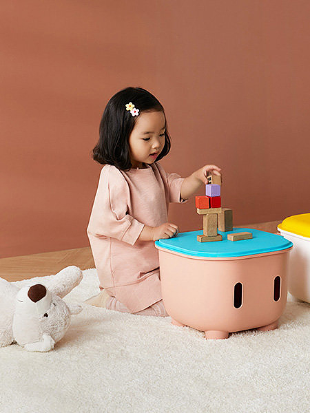 girl playing with blocks