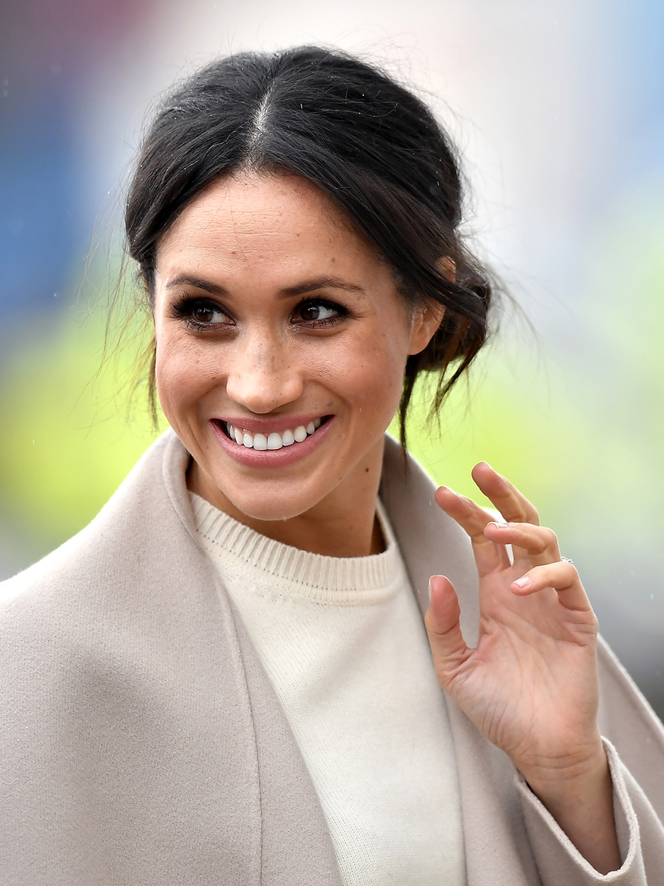 meghan markle waving