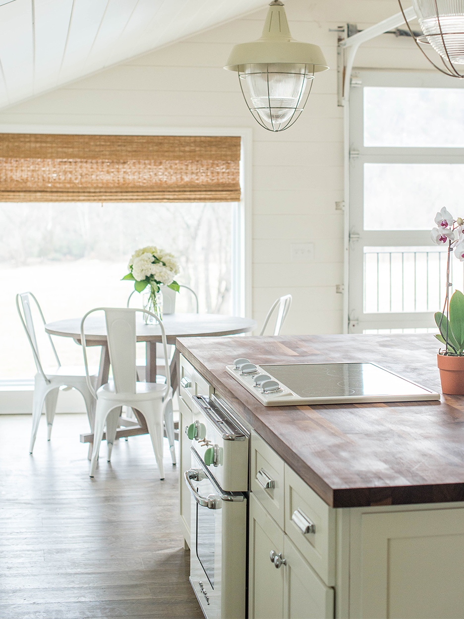 white farmhouse kitchen