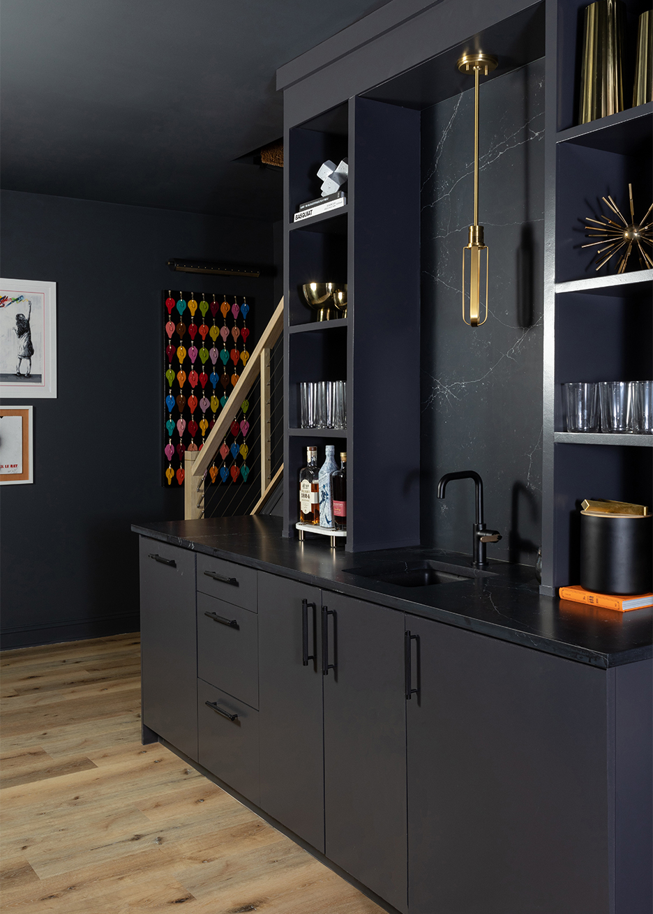 black wet bar