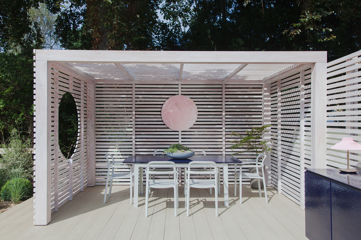 dining atble under pergola