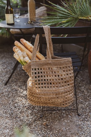 This New Tote Makes Hauling 3 Bottles of Wine to a Picnic a Breeze