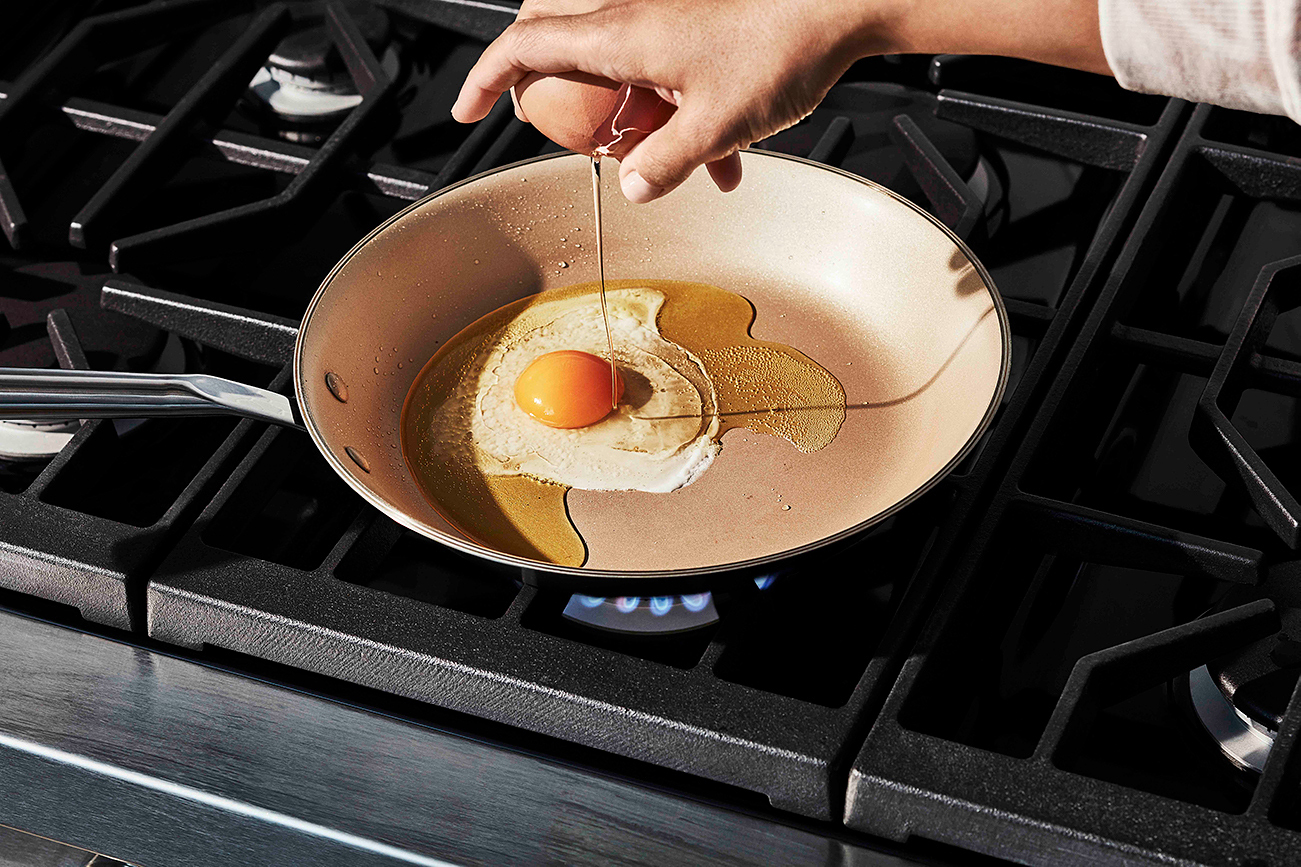Material frying pan with egg