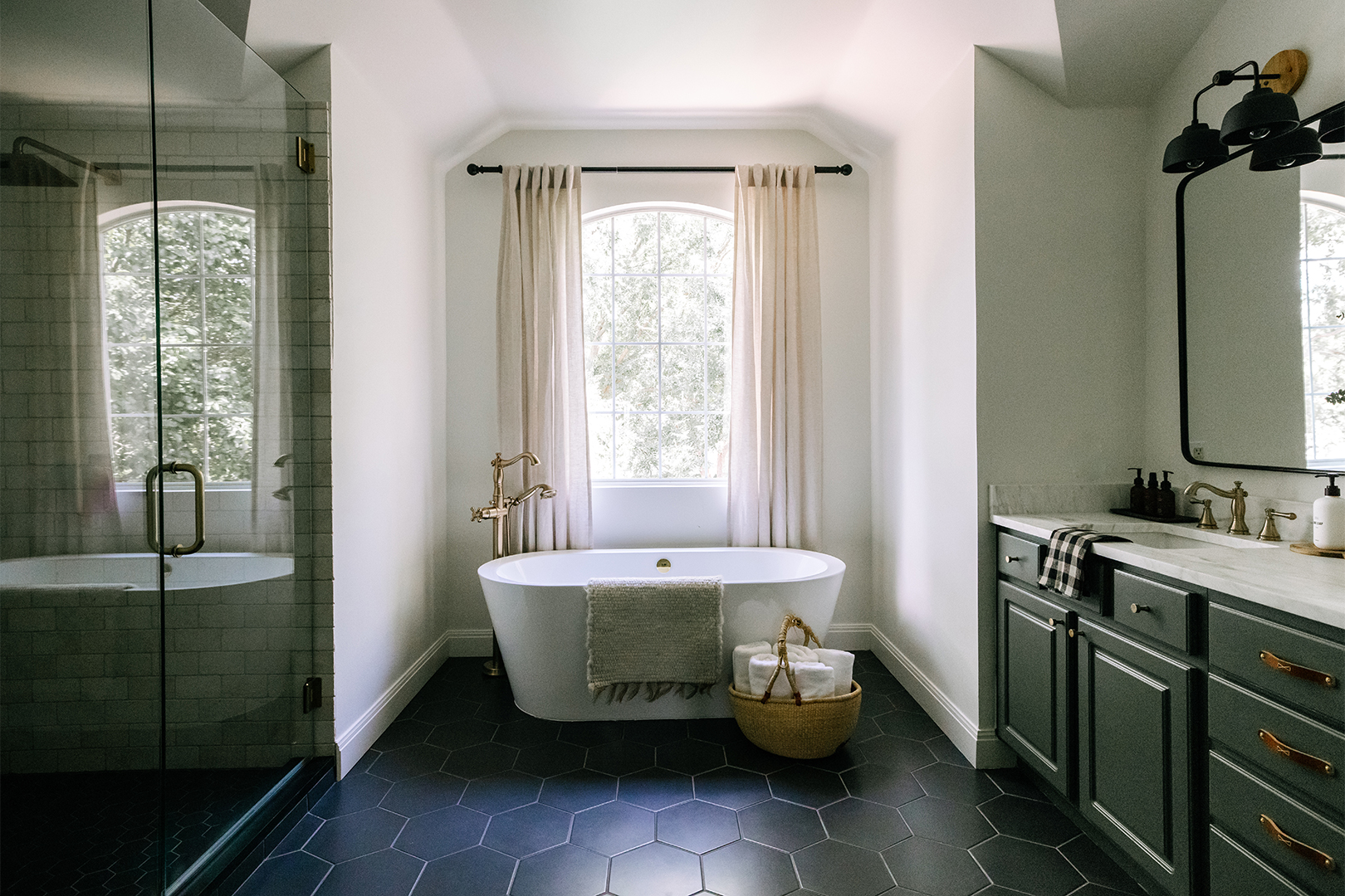 Bathroom with hexagon floor tile