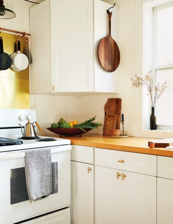 white farmhouse kitchen