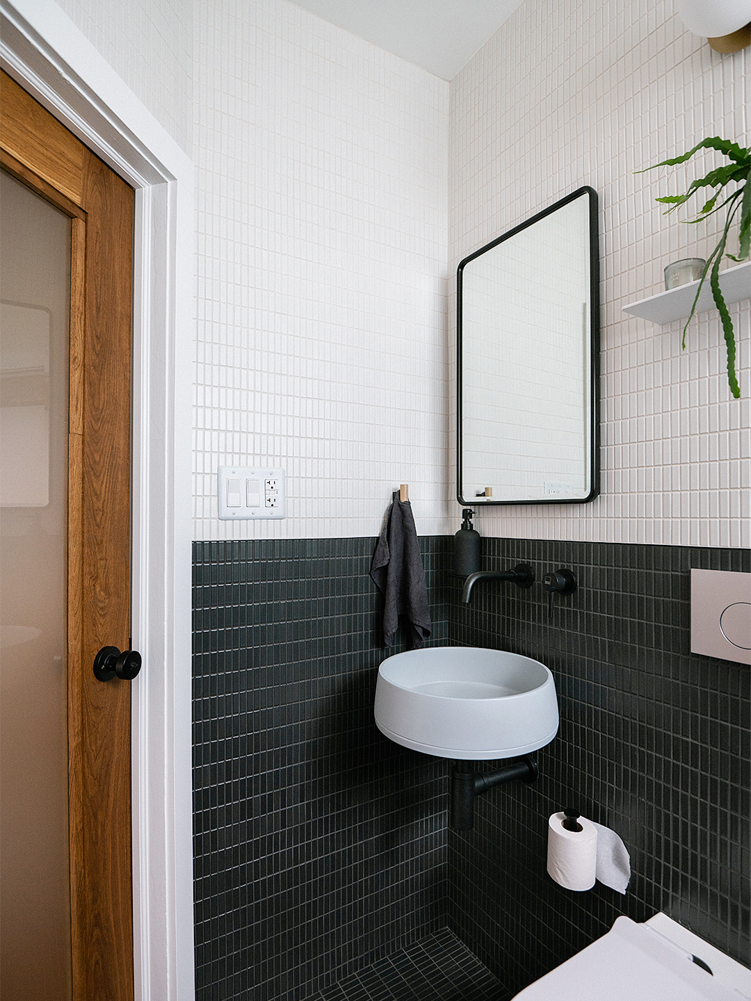 round sink in corner of bathroom