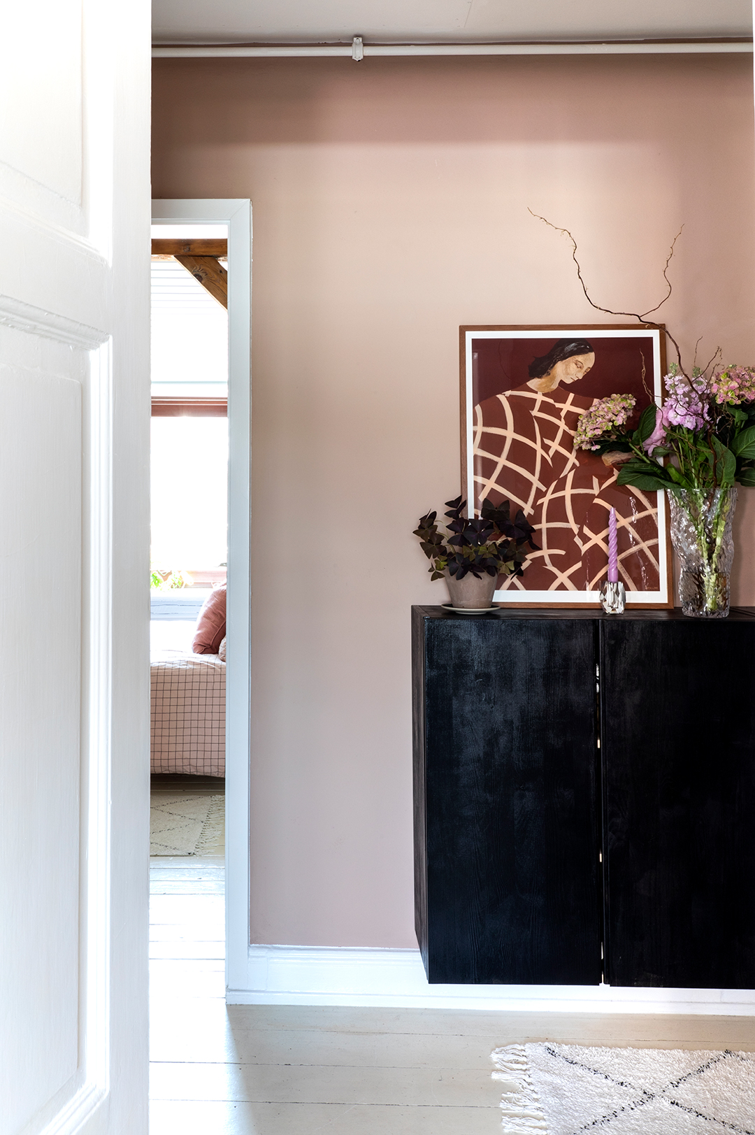 entry way with black cabinet