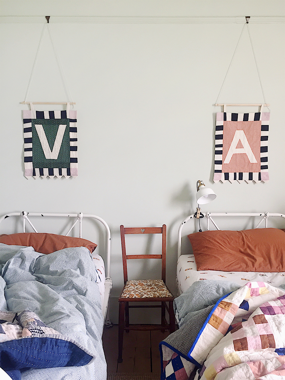 bedroom with two twin beds