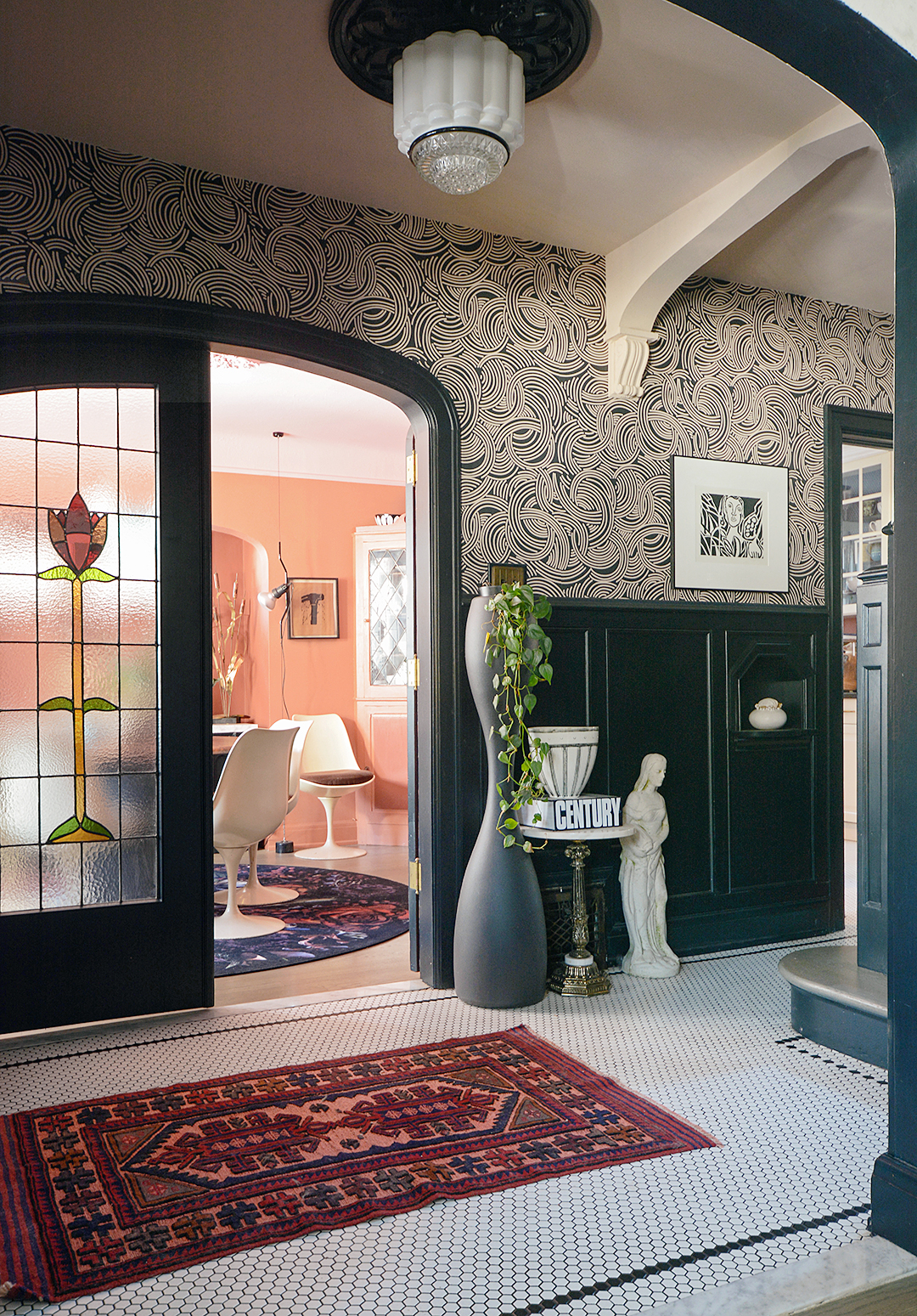 entry way with swirled wallpaper