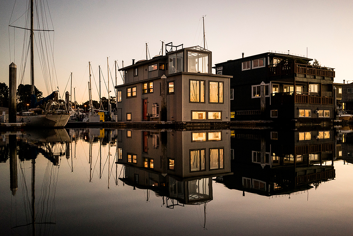 The Kitchen in This Houseboat Is Cooler Than Most You’ve Seen on Land ...