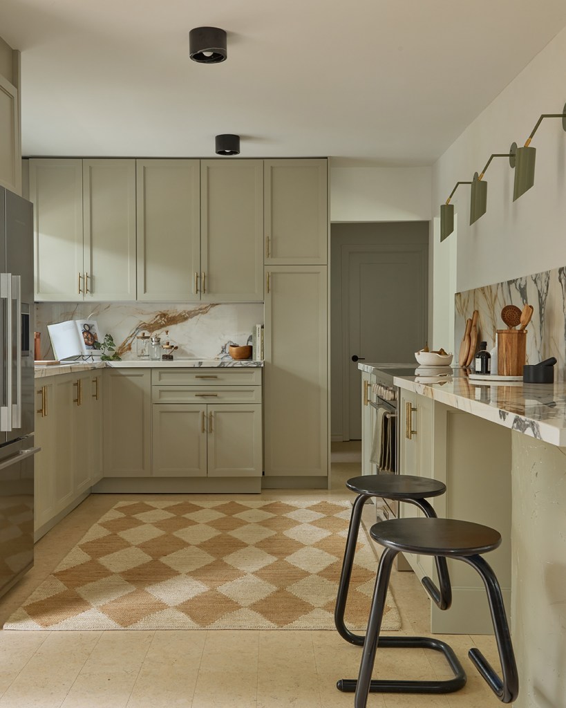 The Breakfast Peninsula Takes On a New Look in This U-Shaped Kitchen ...