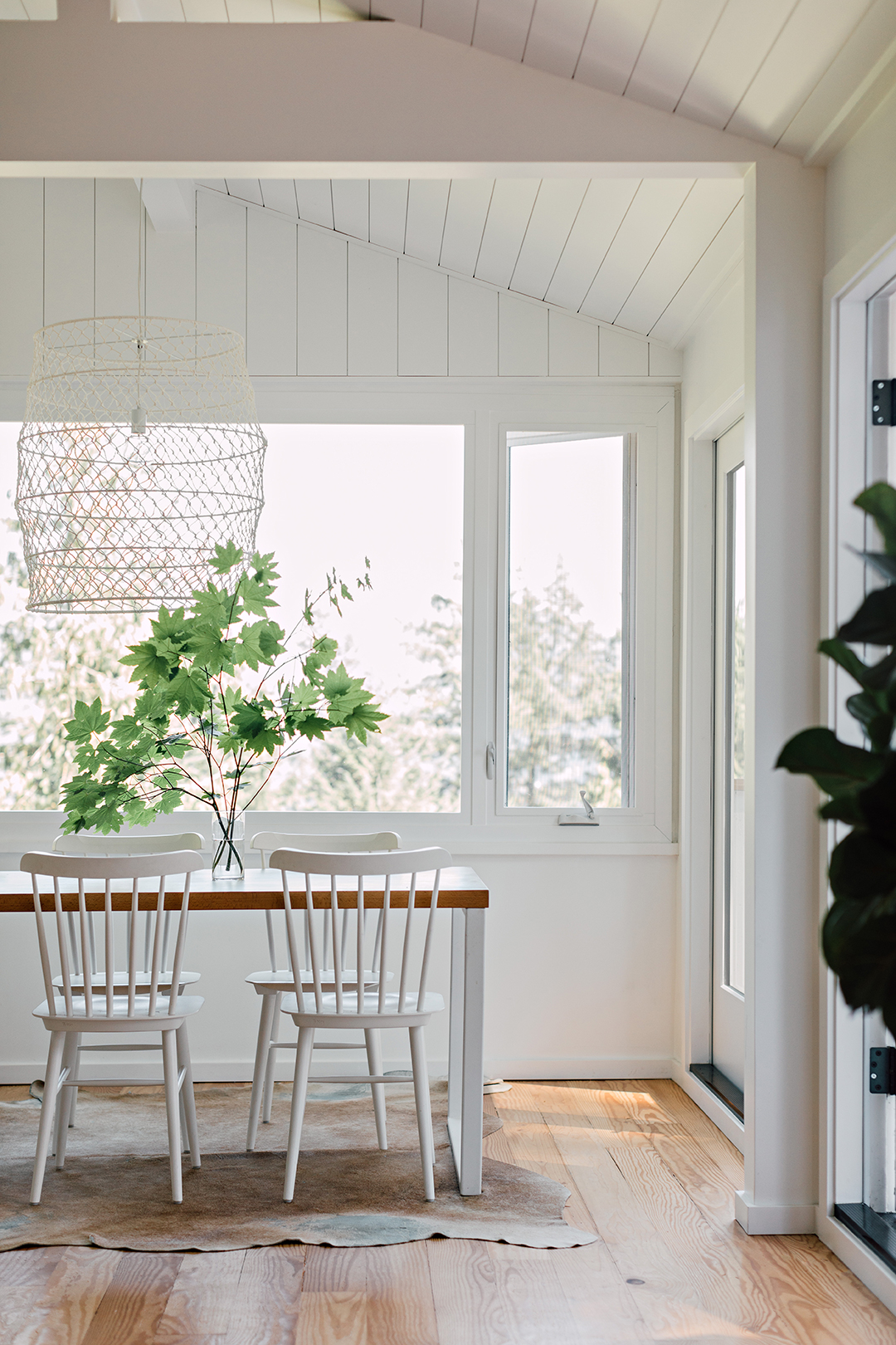 white farmhouse dining chairs