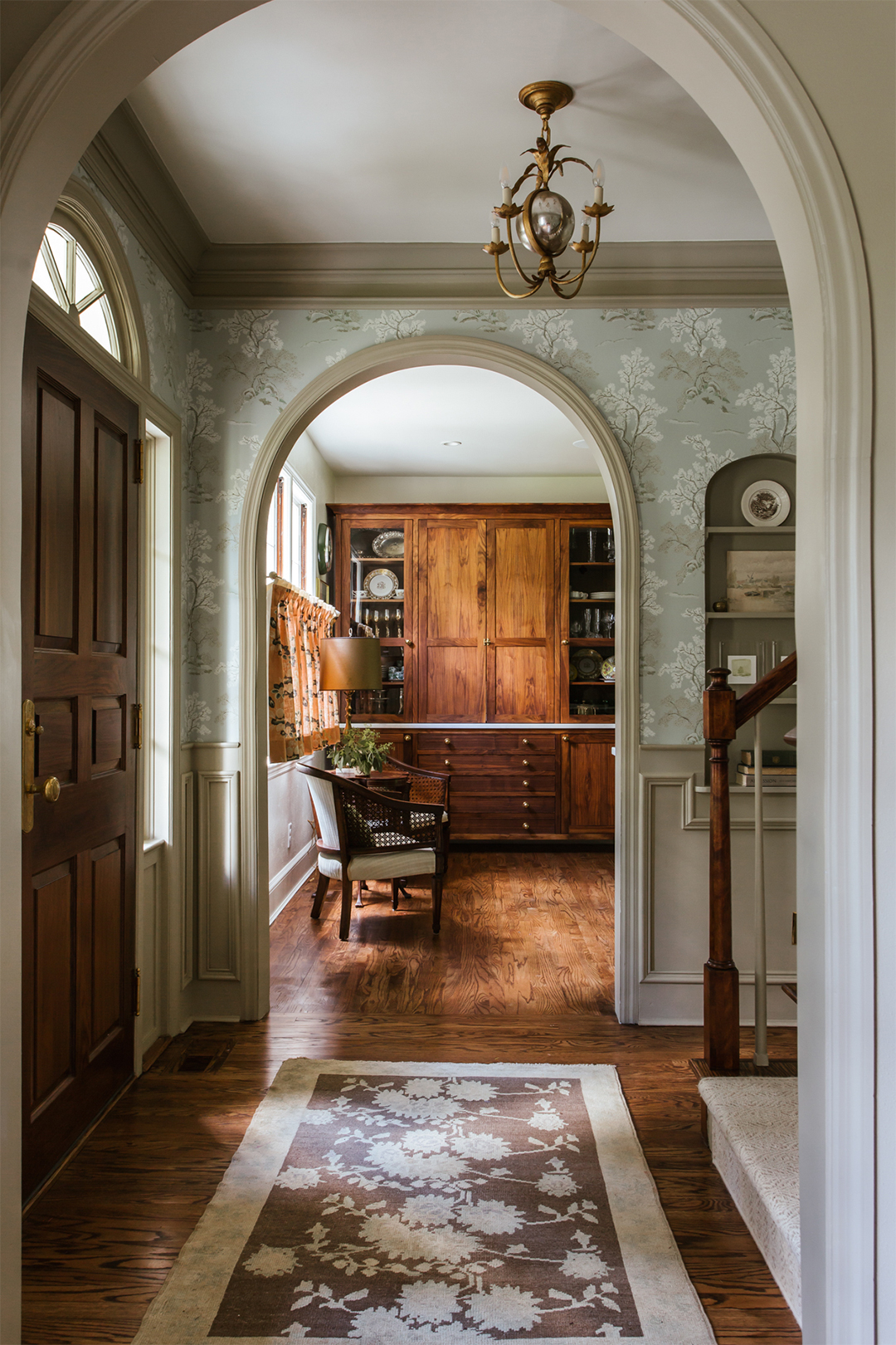 entry way with floral wallpaper