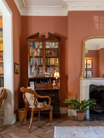 Shell-Shaped Sconces and Sink Skirts Star in This Charming London Townhouse