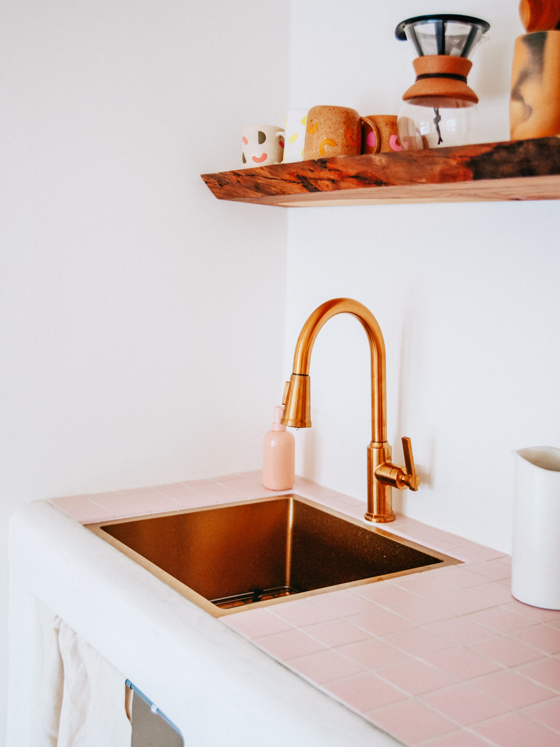 sink wiht lilac tile counters