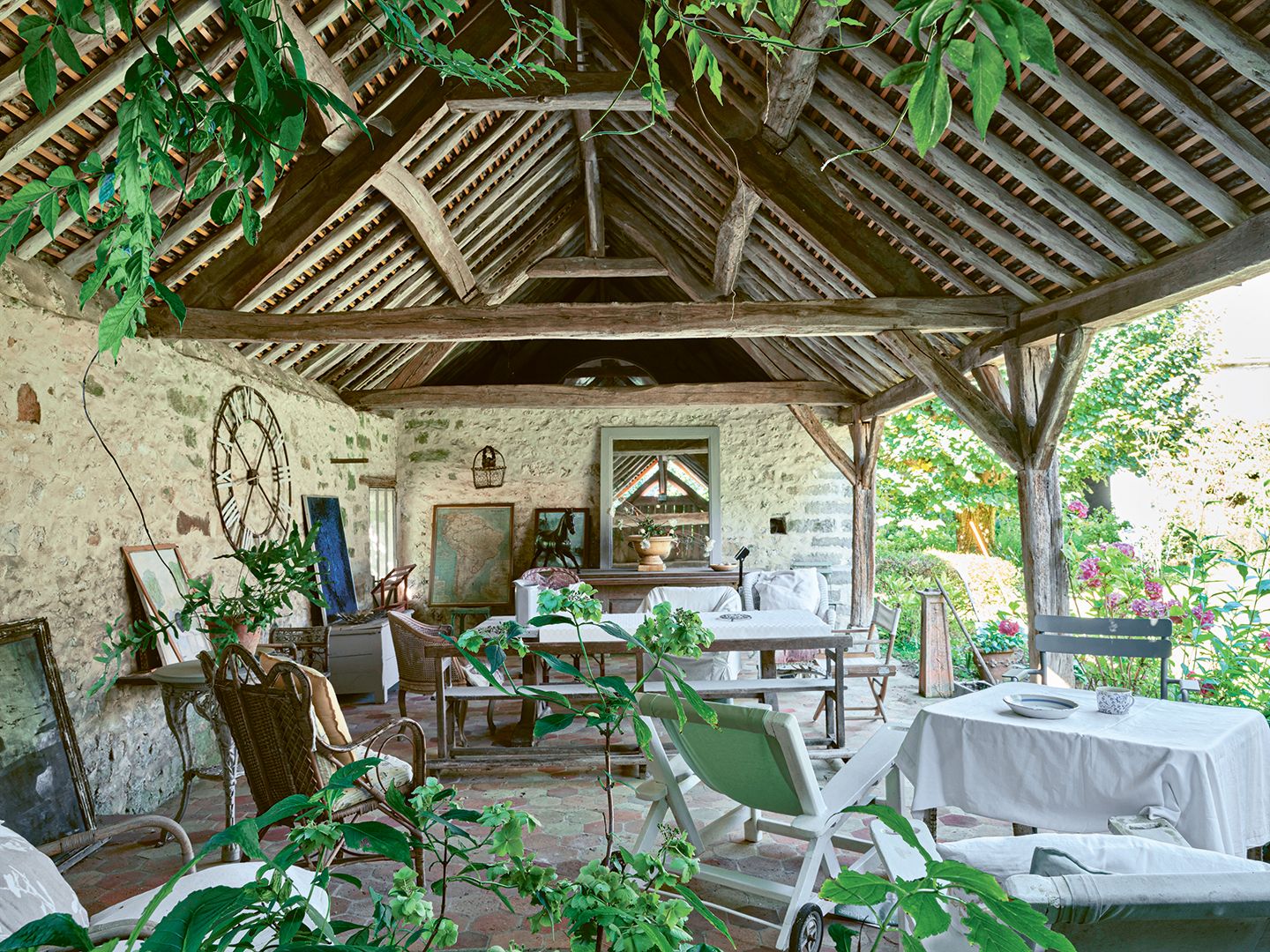 outdoor pergola with slipcovered furniture