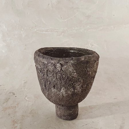  black ceramic vessel