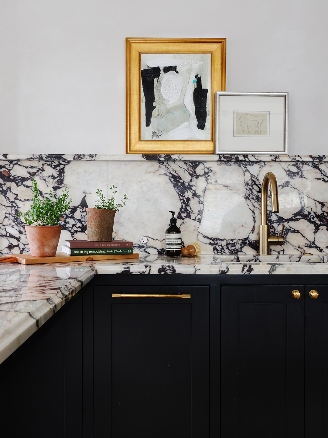 viola marble backsplash