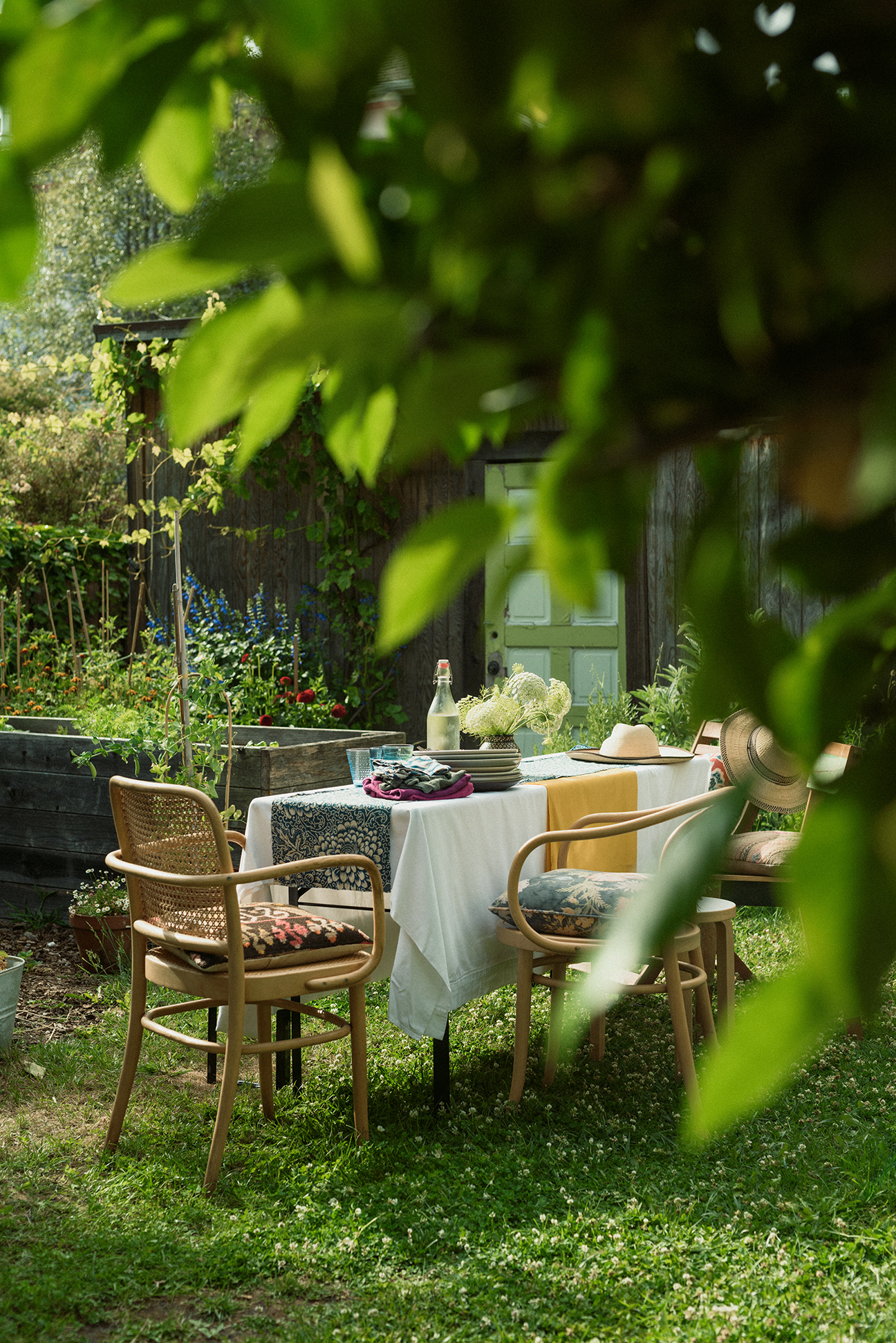 Green garden with set table.