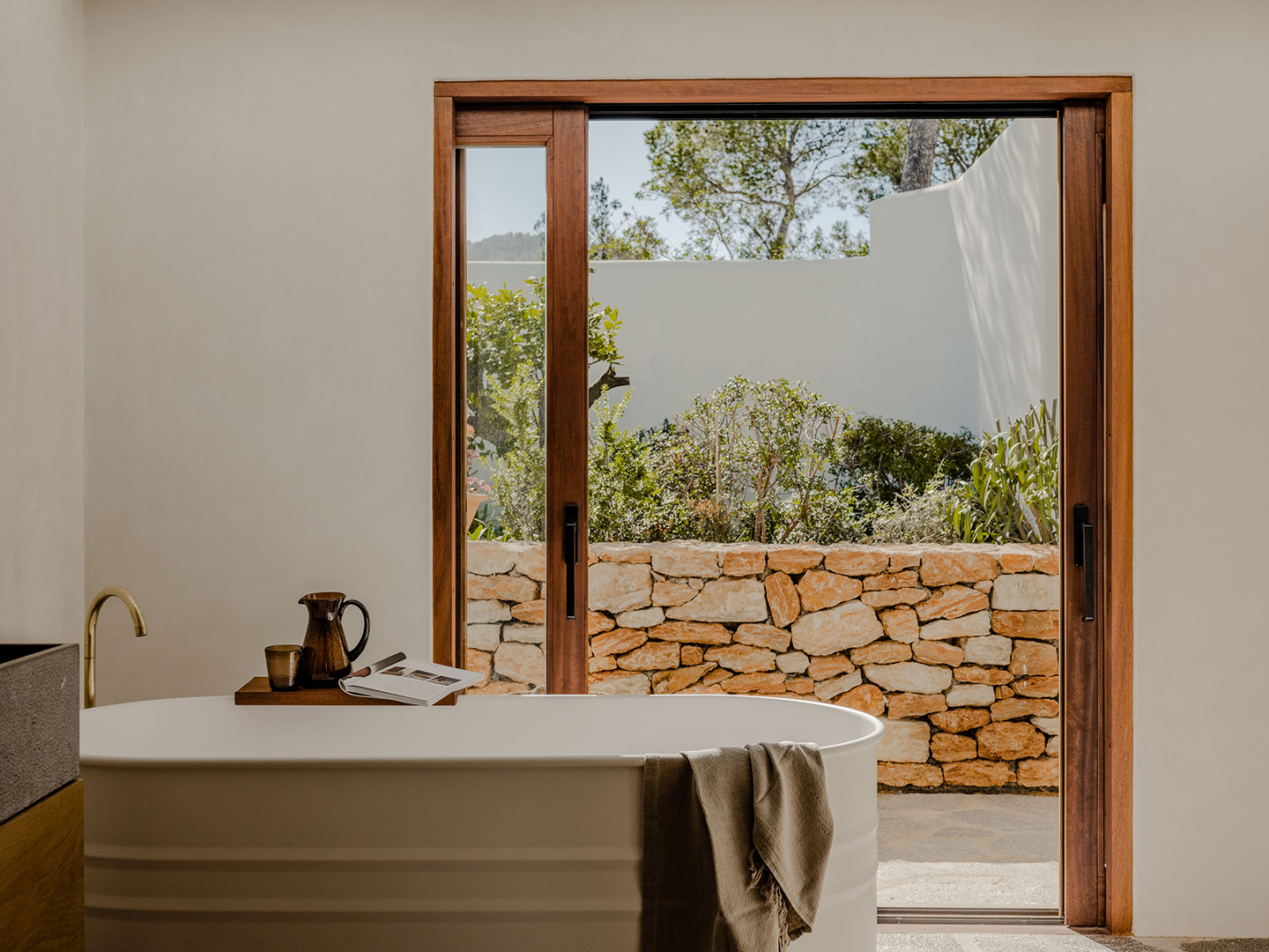 white metal tub