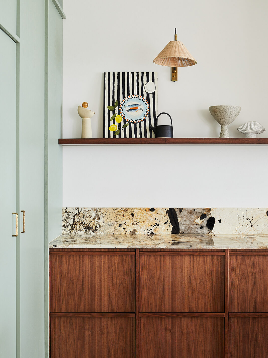 gold stone backsplash detail