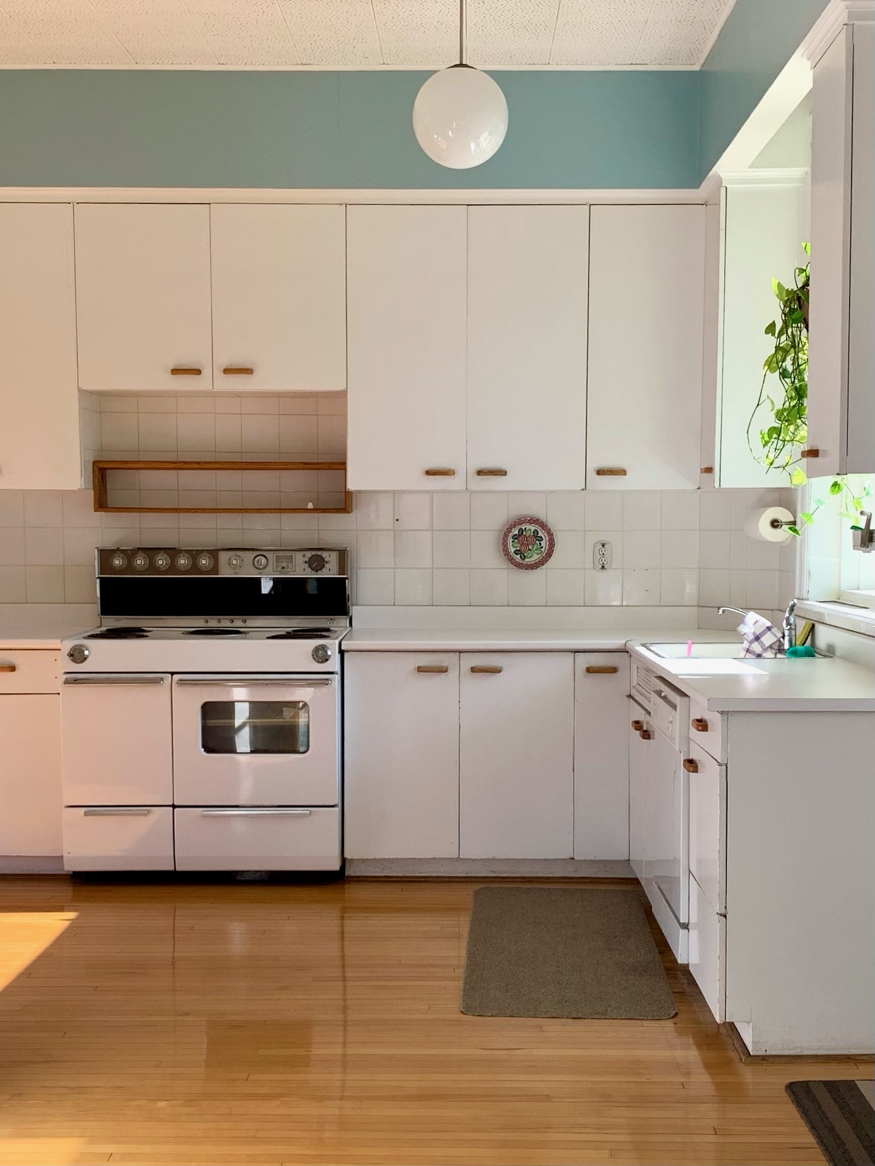 old white L-shaped kitchen