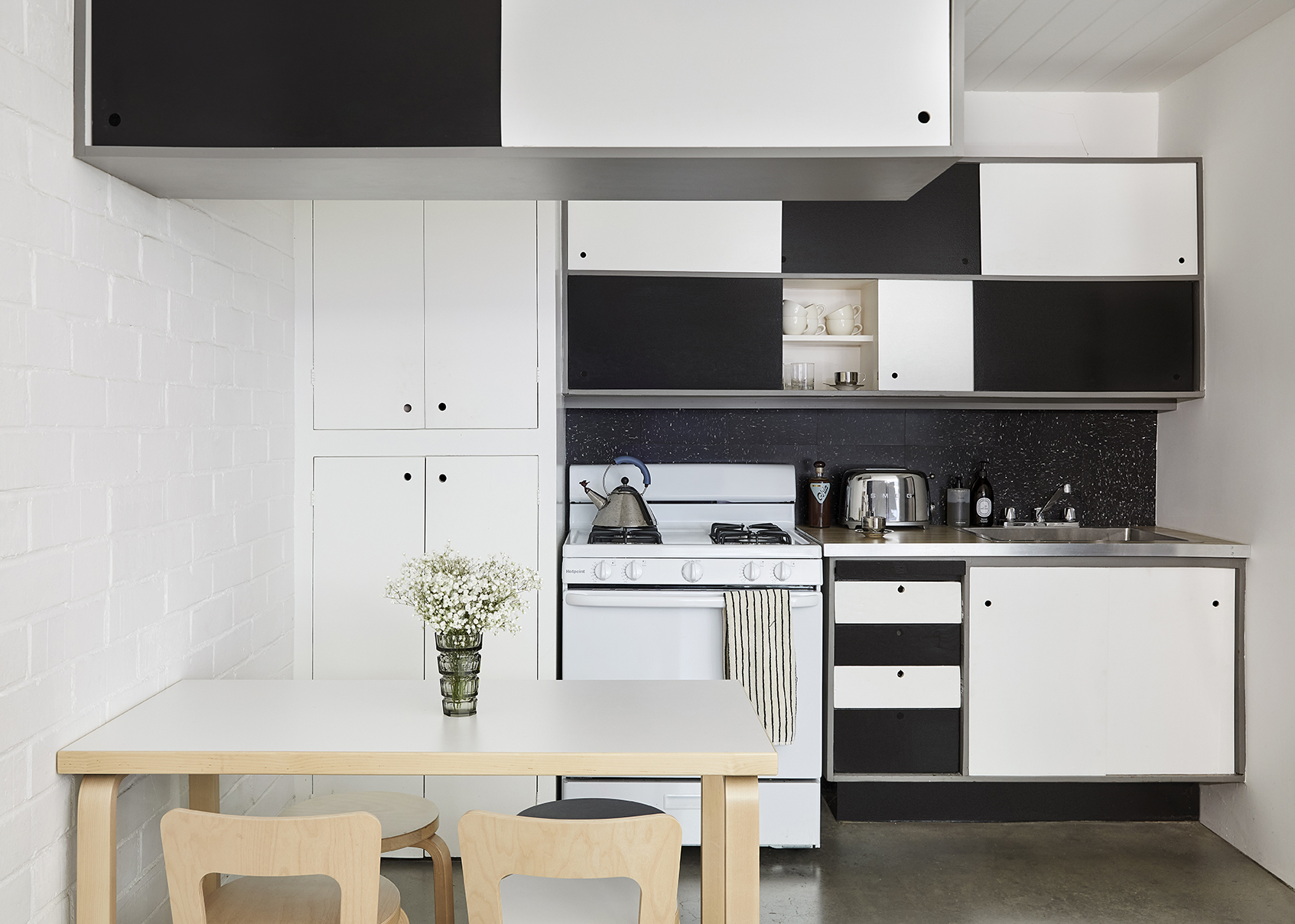 black and white modern kitchen