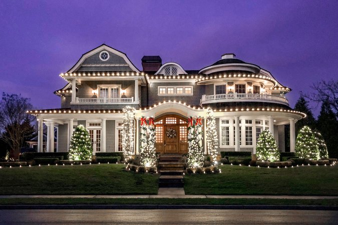 The Results Are In: This Is the Most Popular Outdoor Holiday Lighting