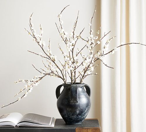  black vase with white flowers