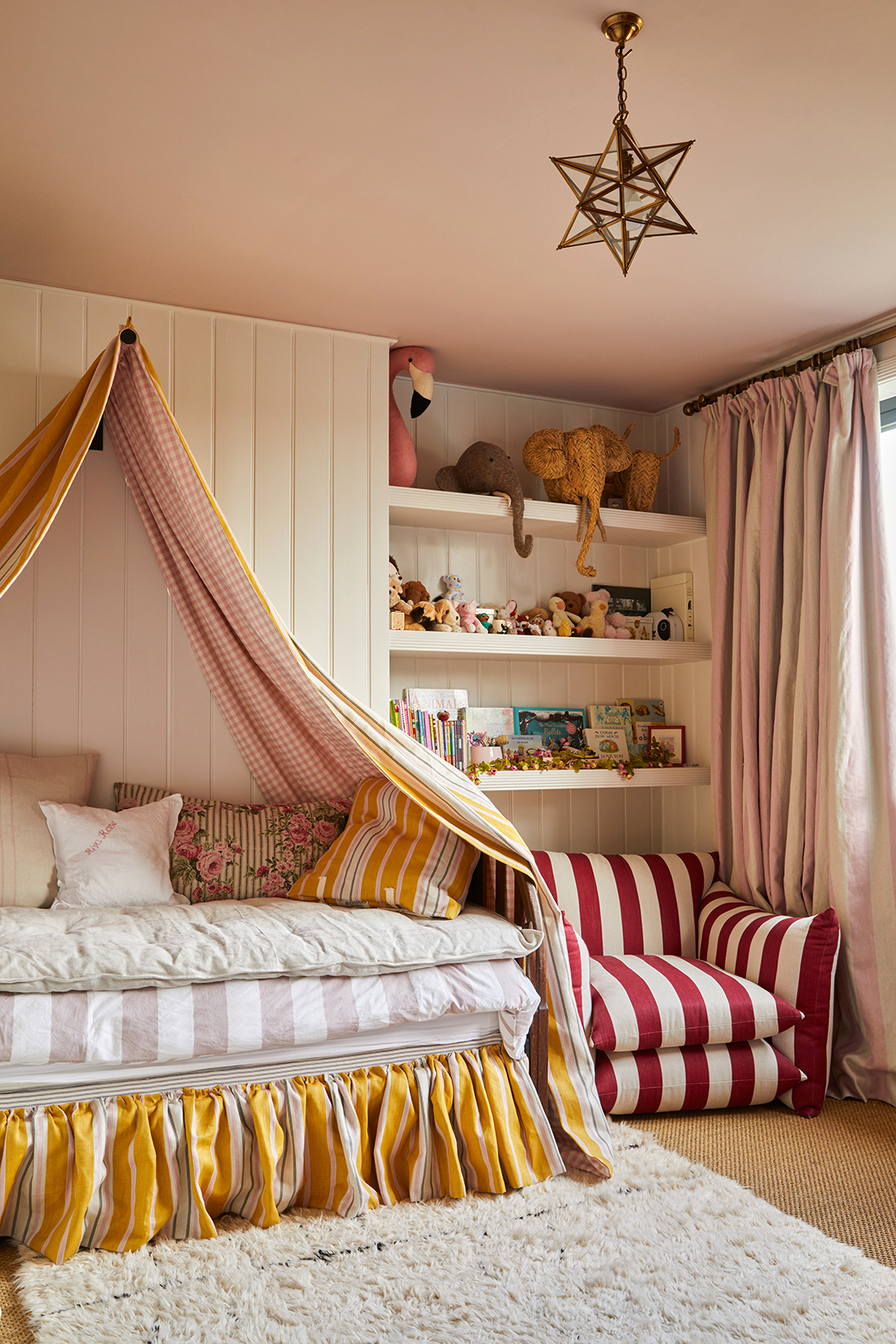 girls canopy bed