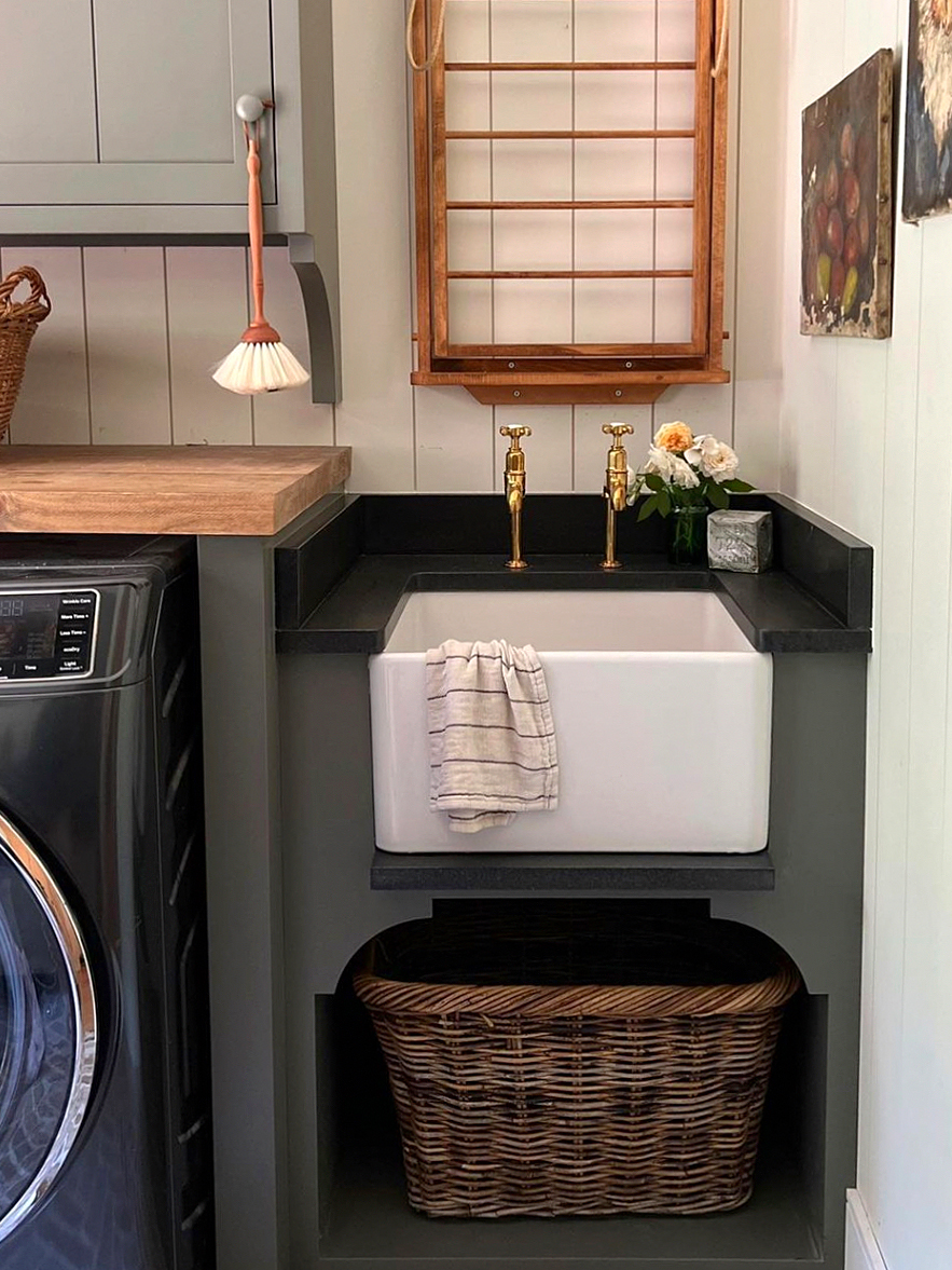 sink next to washing machine